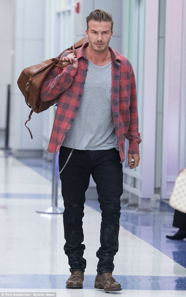 Eski İngiliz futbolcu David Beckham ve eski popçu-yeni moda tasarımcısı Victoria Beckham çiftinin ilk göz ağrıları Brooklyn, giyim tarzıyla göz kamaştırıyor.