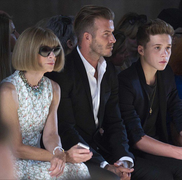 Babasına olan benzerliğiyle dikkat çeken 15 yaşındaki Brooklyn, bu hafta annesi Victoria Beckham'ın New York Moda Haftası'nda gerçekleştridiği defileyi izledi.