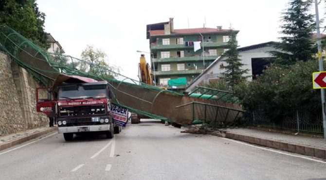 TIR, üst geçidi yıktı geçti
