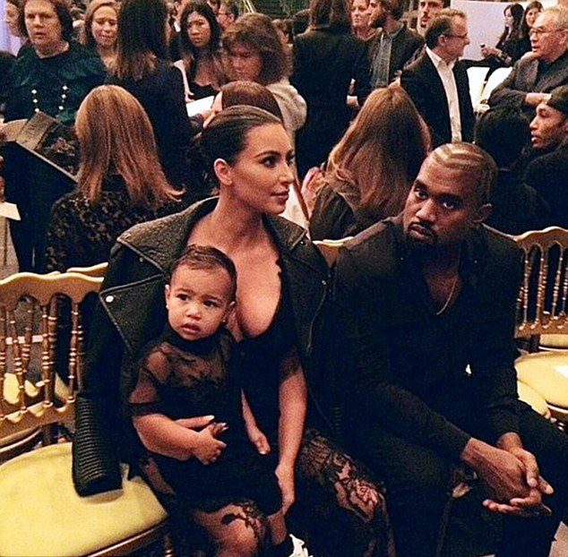 ABD'li televizyon yıldızı Kim Kardashian ve rapçi eşi Kanye West, Paris Moda Haftası kapsamında gerçekleşen Givenchy defilesine bebekleri North West ile katıldı.