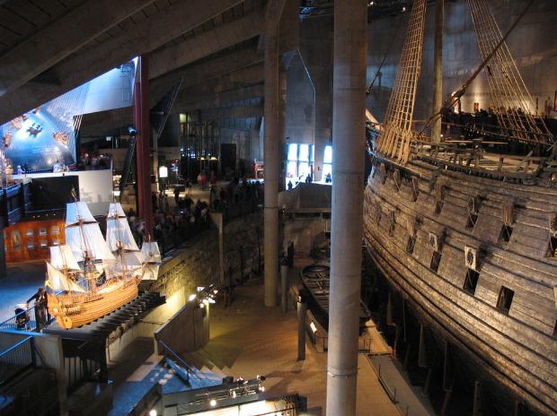 13- VASA (STOCKHOLM, İSVİÇRE)<br /><br />Müze adını, 1626-1628 yılları arasında yapılmış olan bir İsveç savaş gemisinden alıyor. Gemi, 10 Ağustos 1628'deki ilk yolculuğunda batmış ve 24 Nisan 1961'de neredeyse hiç yıpranmamış olarak su yüzeyine çıkarılmıştı. Önce geçici bir müzeye konan gemi, daha sonra Stockholm’deki bu müzeye aktarıldı. İsveç’in en önemli turist çeken merkezlerinden biri haline geldi. Müze, 1961 yılından günümüze kadar 28 milyon kişi tarafından ziyaret edildi.