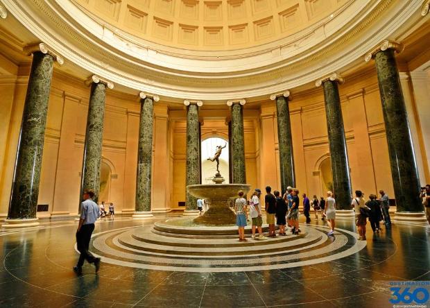 14- ULUSAL SANAT GALERİSİ (WASHINGTON DC, ABD)<br /><br />2 binden fazla heykel, tablo, dekoratif sanat parçaları ve Joseph E. Widener tarafından bağışlanan birçok İtalyan porselenin sergilendiği müzede Degas, Goya, Titian, Fra Angelico, Botticelli, Giovanni Bellini, Rembrandt gibi önemli sanatçıların eserleri bulunuyor. Amerika’da bulunan tek Da Vinci eseri de burada.