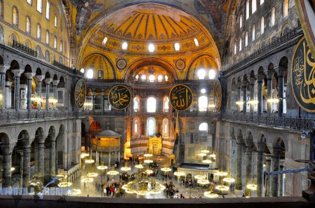 16- AYASOFYA (İSTANBUL, TÜRKİYE)<br /><br />Bizans İmparatoru I. Jüstinyen tarafından MS 532-537 yılları arasında yaptırılan Ayasofya, bir patrik katedrali olarak inşa ettirildi ancak 1453 yılında İstanbul'un alınmasından sonra, Fatih Sultan Mehmet tarafından camiye dönüştürüldü. 1935 yılından beri ise müze olarak hizmet veriyor. Ayasofya’nın inşaatında yaklaşık 10 bin işçinin çalıştığı ve Jüstinyen'in bu iş için büyük bir servet harcadığı rivayet edilir. 15 yüzyıl boyunca ayakta duran bu yapı, sanat tarihi ve mimarlık dünyasının başyapıtları arasında yer alıyor.