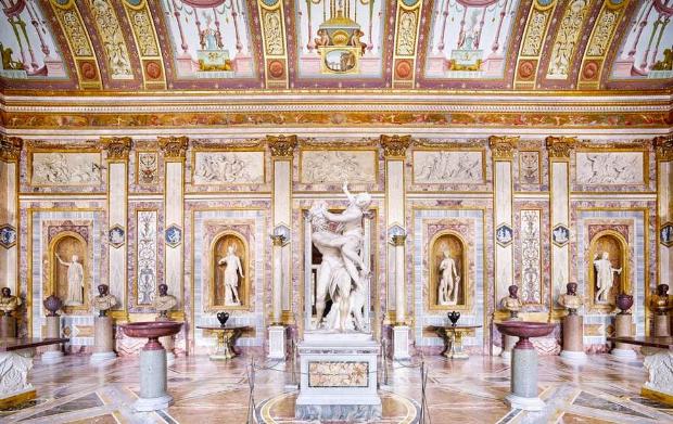 18- BORGHESE GALERİSİ (ROMA, İTALYA)<br /><br />Roma'da Kardinal Scipione Borghese'nin özel koleksiyonuna ev sahipliği yapan bu müzeyi ziyaret etmek için önceden randevu almak gerekiyor. Çünkü İçeride iki saat kalınabiliyor ve aynı anda sınırlı sayıda kişinin gezmesine izin veriliyor. Heykeller, yağlıboya tablolar, vazolar ve Bernini heykelleriyle çevrili galeriyi, Hürriyet yazarı Ertuğrul Özkök, "Dünyada beni en çok etkileyen müze" diye tanımlıyor.