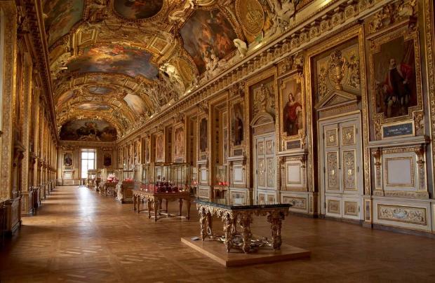 19- LOUVRE MÜZESİ (PARİS, FRANSA)<br /><br />Dünyada en çok ziyaret edilen sanat müzesi olan Louvre, yedi bölümden oluşuyor. Her bölümün başında yetkili kişiler var. Bunlar da müze müdürüne bağlı. Leonardo Da Vinci'nin ünlü Mona Lisa'sı da burada. Müzenin tamamını dolaşmak yaklaşık iki gün sürüyor.