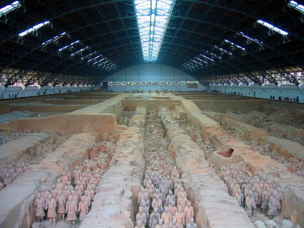 22- QIN TERRA-COTTA SAVAŞÇILARI VE ATLARI MÜZESİ (XI'AN, ÇİN)<br /><br />1974'te bir çiftçi tarafından ilk Çin imparatoru Qin Shi Huang'ın mezarında bulunan terrakotta heykeller bu müzede sergileniyor. Boyları 183-195 santimetre arasında değişen bu heykel askerlerin her birinin yüz ifadesi farklı. Kazı alanında çoğu hala toprak altında 8 bin asker, 520 atıyla birlikte 130 savaş arabası, 150 süvari atı bulunduğu tahmin ediliyor. Müze 1987 yılında UNESCO tarafından Dünya Kültür Mirasları Listesi’ne alındı.