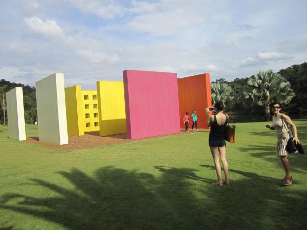 23- INHOTIM (BRUMADINHO, BREZİLYA)<br /><br />Brezilya’da faaliyet gösteren bir sivil toplum kuruluşu olan Instituto Inhotim, geçici ve kalıcı galerilerde olduğu kadar açıkhava alanlarında da sergilenen 500’den fazla eser içeren geniş bir sanat koleksiyonuna sahip.