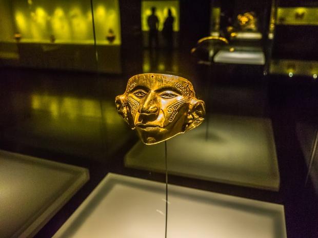 25- ALTIN MÜZESİ (BOGOTA, KOLOMBİYA)<br /><br />Altın Müzesi (Museo del Oro), 55 binden fazla altın parçasıyla İspanyol kültüründen gelen malzemeleri sergiliyor. Müze, sahip olduğu altın küpeler, el yapımı sanatsal altın parçaları ve altın heykellerle, dünyanın en büyük koleksiyonuna ev sahipliği yapıyor.
