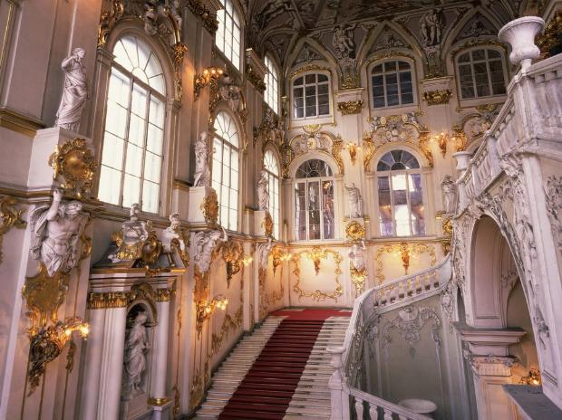 3- ERMİTAJ MÜZESİ (ST. PETERSBURG, RUSYA)<br /><br />Dünyanın en büyük ve eski müzelerinden olan Ermitaj Müzesi yaklaşık 3 milyon esere sahip; ancak bunun yalnızca bir bölümü sergilenebiliyor. Ayrıca dünyanın en büyük resim koleksiyonuna sahip olduğu için Guinness Rekorlar Kitabında yer alıyor.