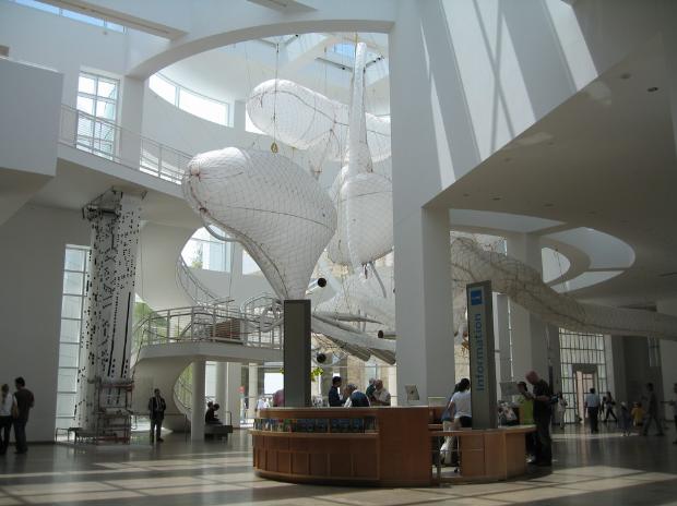 4- GETTY CENTER (LOS ANGELES, KALİFORNİYA)<br /><br />Müzede 20. yüzyıl öncesi Avrupa kökenli resimler, çizimler, ışıklandırılmış illüstrasyonlar, heykeller ve süs sanat eserleri ile 19. ve 20. yüzyıl Amerikan ve Avrupa fotoğrafçılık örnekleri sergileniyor. Eserler dışında mimarisi, bahçeleri ve Los Angeles'a bakan panoramik manzarasıyla da tanınıyor.