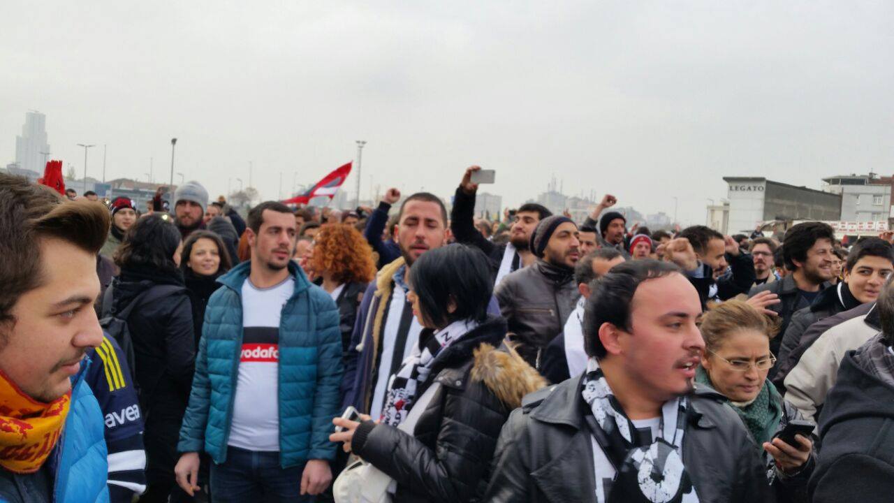 Duruşmaya CHP'li milletvekilleri İlhan Cihaner, Sezgin Tanrıkulu, Mahmut Tanal, Umut Oran, Kütahya Bağımsız Milletvekili İdris Bal, CHP eski İstanbul İl Başkanı Oğuz Kaan Salıcı, Ressam Bedri Baykam ve çok sayıda Beşiktaş taraftarı duruşmaya izleyici olarak hazır bulundu. Sanıkların savunmak için İstanbul Barosu Başkanı Ümit Kocasakal'ın da aralarında bulunduğu 100 avukat duruşmaya katıldı.
