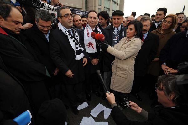 Gezi Parkı olaylarına ilişkin Beşiktaş'ın taraftar grubu Çarşı üyesi 35 tutuksuz sanık hakkında hakim karşısına çıktı.