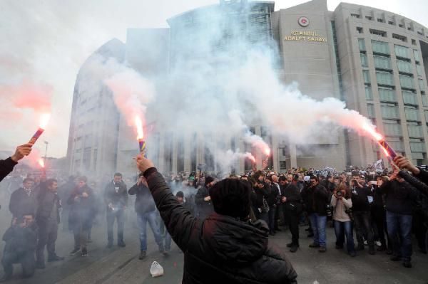 Gezi Parkı olaylarına ilişkin Beşiktaş'ın taraftar grubu Çarşı üyesi 35 tutuksuz sanık hakkında "Cebir ve şiddet kullanarak, Türkiye Cumhuriyeti Hükümeti'ni ortadan kaldırmaya veya görevlerini yapmasını kısmen veya tamamen engellemeye teşebbüs etmek" suçundan açılan davanın ilk duruşması başladı.