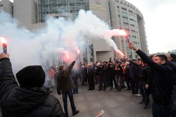 İstanbul Adalet Sarayı'nda bulunan İstanbul 13. Ağır Ceza Mahkemesi'nde sabah saat 09.50'de başlayan duruşmada 35 tutuksuz sanık hazır bulundu.