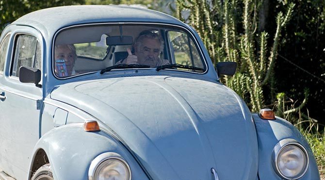 Uruguay Devlet Başkanı Jose Mujica otostopçuyu arabasına aldı