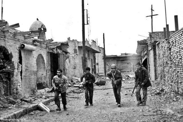 Corpus inscriptionum latinarum книга фото. Шарлотта зелинг мода. 1900 1999 год. Наводнение миссисипи 1993. Фолклендские война острова 1982.