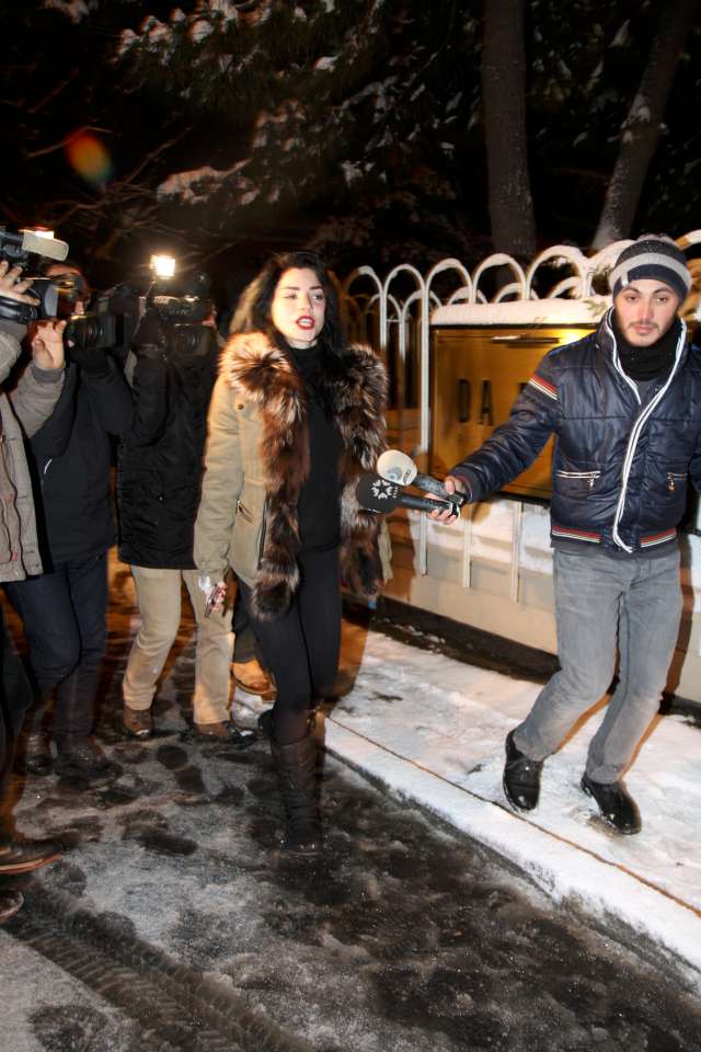 Mekan önünde erkek arkadaşının gitmesi ile yalnız kalan Merve Boluğur, magazin muhabirlerinin, ‘erkek arkadaşınız kim?’ sorusuna, "İş konuştuk" demekle yetindi.