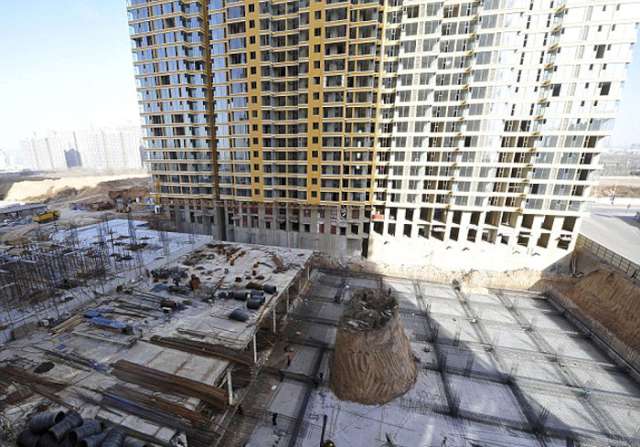 Çin'in Shanxi Eyaleti’ne bağlı Taiyuan’da, 10 metre yüksekliğinde ve 10 metrekare büyüklüğündeki bir mezar, yıkılamadığı için yapılan inşaatın ortasında kaldı.
