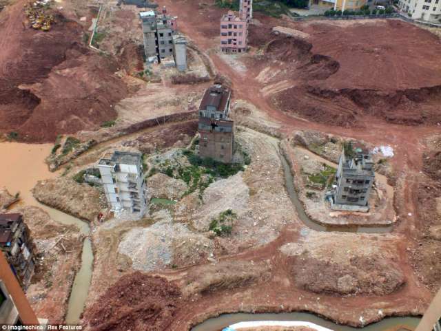 Şahısları bir türlü ikna edemediği için projeye start veremeyen yetkililerin bulduğu çözüm ise çok konuşulacak türden: Kalan evlerin etrafına hendek kazmak!<br /><br />Hesaplara göre dev çukur tamamlanıp bir daire şeklinde binaların etrafını tamamen çevrelediğinde çökme riski artacak ve can güvenliği kalmadığını gören ev sahipleri daha fazla direnemeyecek. İnsan boyunda derinliğe sahip hendekler suyla dolmaya başladı bile! <br /><br />Ev sahipleri ise kararlı. "Elektrik ve suyumuzu kestiler. Şartları zorluyorlar" diyerek yetkililere ateş püsküren şahıslar "Ama pes etmeyeceğiz" diyor ve ekliyor: "Onlar nehir inşa ederse biz de köprü inşa ederiz!"