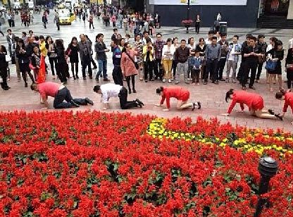Çalışanlara yönelik yapılan muamelenin kabul edilemez olduğu, insan onurunu yerlere düşürdüğü savunuldu.