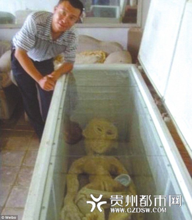 BU DA ÇİN MALI UZAYLI<br /><br /> Çin'in Binzhou kentinde soyadını açıklamayan Li isimli bir adam, evinin buzdolabında uzaylı sakladığını iddia etti. Fotoğrafları bir anda dünya medyasının ilgisini çekti.