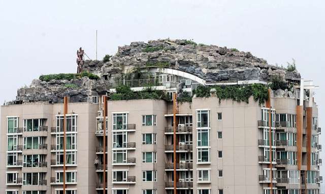 Çin’de 26 katlı bir apartmanın çatı katına dağ görünümlü villa yapan adam görenleri hayrete düşürdü.