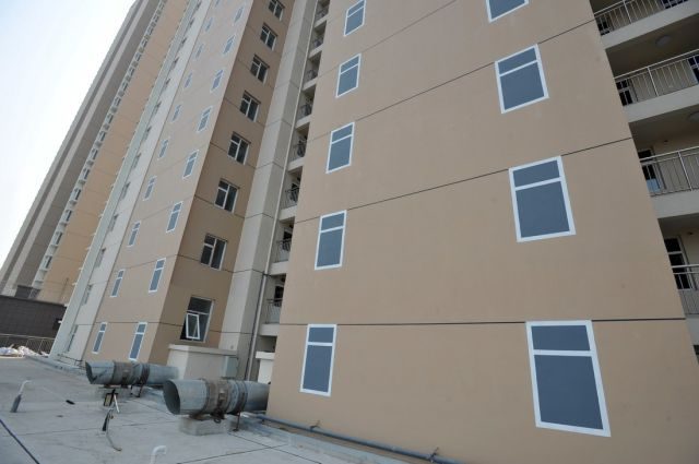 Çünkü müteahhit apartmanın dış yüzeyini sanki pencere varmış gibi gösterecek şekilde boyattı.
