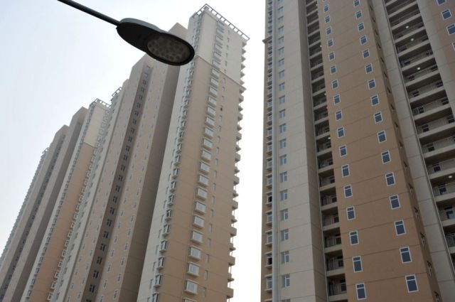 29 katlı katlı bu apartmana uzaktan bakıldığında ters giden bir şey yok gibi görülüyor.