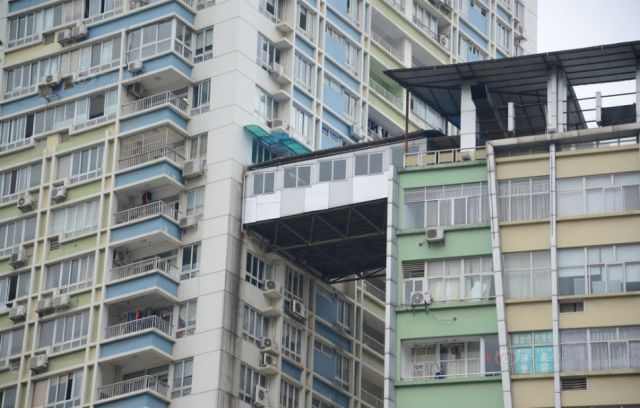 Burada yaşayan insanlar kendilerine daha fazla yaşam alanı yaratmak için 2 binanın arasına Çin tarzı balkon yaptılar...
