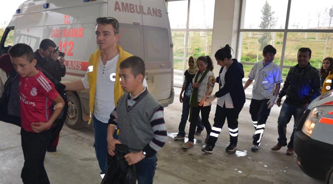 Öğrenci servisi kaza yaptı: 14 yaralı