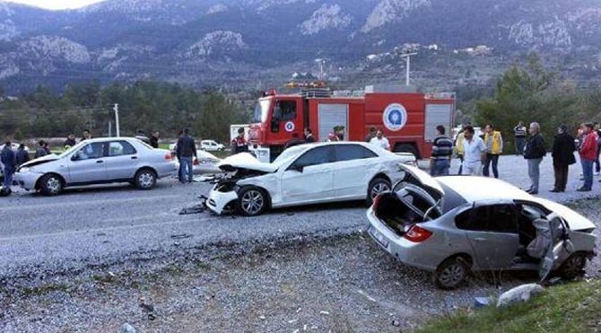 akseki de 4 otomobil birbirine girdi sozcu gazetesi