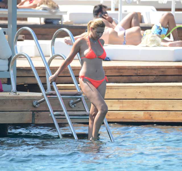 Geçtiğimiz haftalarda Demet Şener, Arzum Onan gibi eski mankenlerin tatil fotoğraflarında formlarını korudukları gözlenmişti.