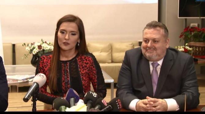 Demet Akalın`a DMC`den altın plak