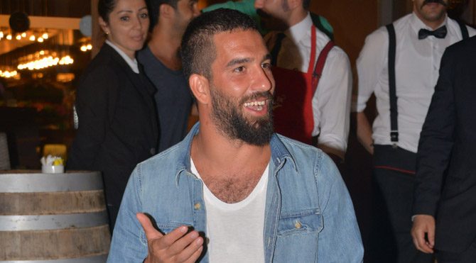 ardaturan2 Mars'ın yanında bulunan Minevra astreoidi ona halka kendini sevdirme, halkla ilişkiler yeteneği verirken diğer taraftan babasını memnun etmeye çalışan bir çocuk görüyoruz. Zaten yükselen burcu “Yengeç” olduğundan hayatta ki temel motivasyonu “aile-aile dinamikleri” olduğundan; özellikle kariyer seçiminde, futbolu seçmesinde babasının çok büyük rolü olduğunu düşünüyorum.