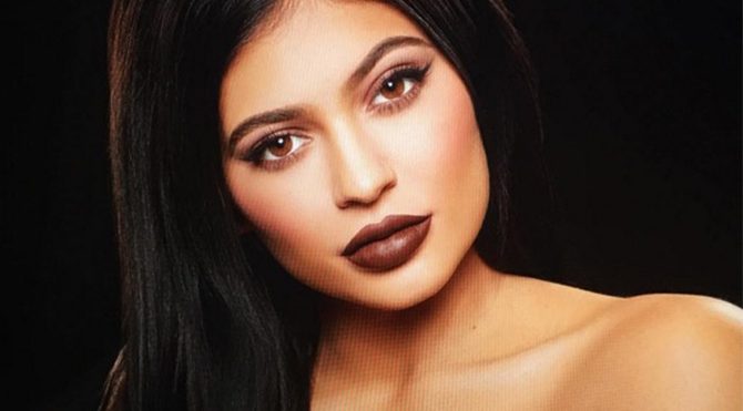 Kylie Jenner’ın dudaklarına sahip olmak için bunları yapın