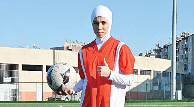 Kadın futbolcu türbanla maça çıktı