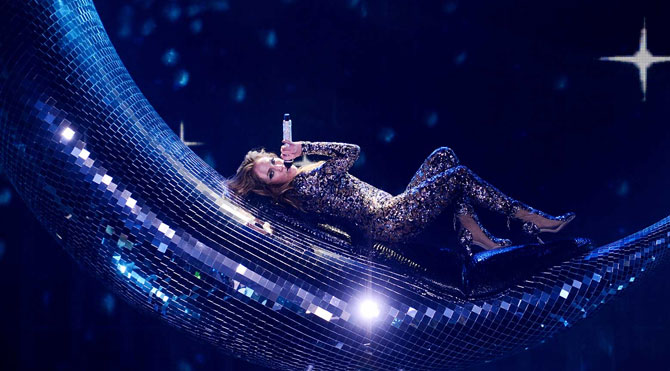 Türk tasarımcının ‘hilal’i Jennifer Lopez’in sahnesinde