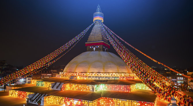 dort-element-stupa Tibet'te Stupa denen büyük yapılar bulunur. Bu yapılar evrenin yaradılışını sembolize etmek için inşa edilmişlerdir. Bu yapıların temelinde büyük bir küp bulunur toprağı temsilen