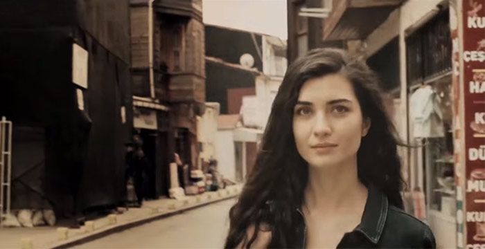 Tuba Buyukustun Un Rol Aldigi Dar Elbise Filminin Fragmani Yayinlandi Magazin Haberleri