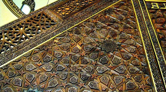 ulucami "Bu eser dünyanın 7 harikası arasında yer alması gereken ve gözümüz gibi korumamız gereken bir eser. Minbere çok dikkatlice baktığımızda, küresel kabartma motiflerinin yanı sıra, ince hatemi işçilik yapılarak detayları hakkında da bilgi verilmiştir.