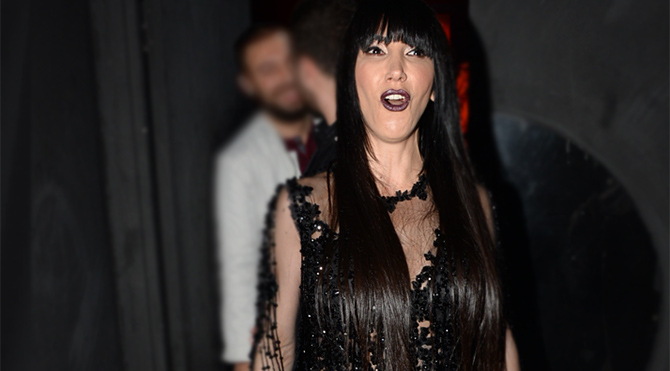 Hande Yener sahne kostümüyle ilgili farklı bir benzetme yaptı