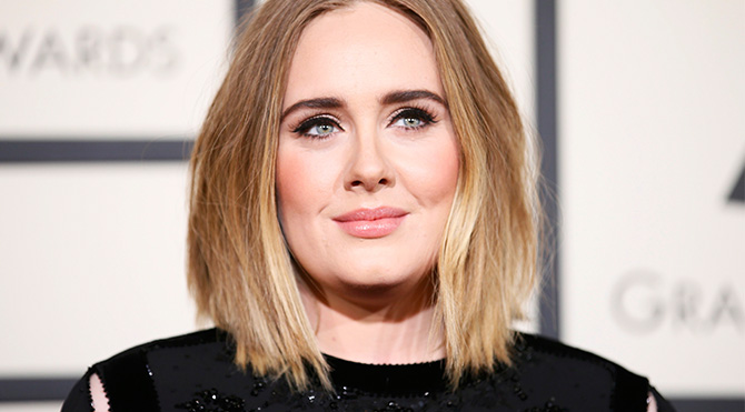 Adele’den oğluna elbise giyme izni
