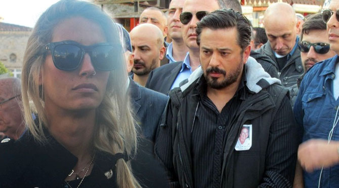 Emre Altuğ, annesini son yolculuğuna uğurladı