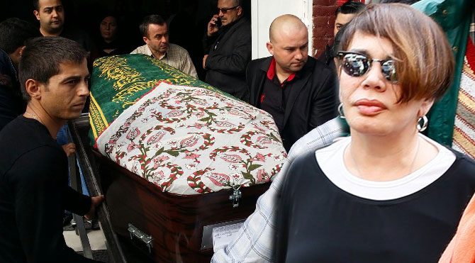 Sezen Aksu, annesini son yolculuğuna uğurladı