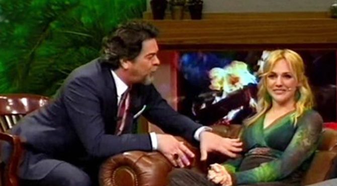 Beyaz şovuna konuk aldığı Meryem Uzerli’ye fazla yaklaşınca…