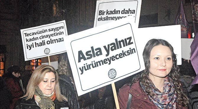 Kadınlar ayakta