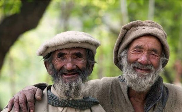 Yolun yarısının 65 yaş olduğu bu toplulukta kadınlar, 65-70 yaşında doğum yapıyor.