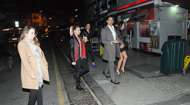 Yasemin Allen’den garip hareketler!
