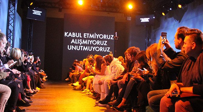 Podyumdan teröre tepki mesajı