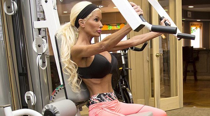 Barbie’ye benzemek için servet harcadı